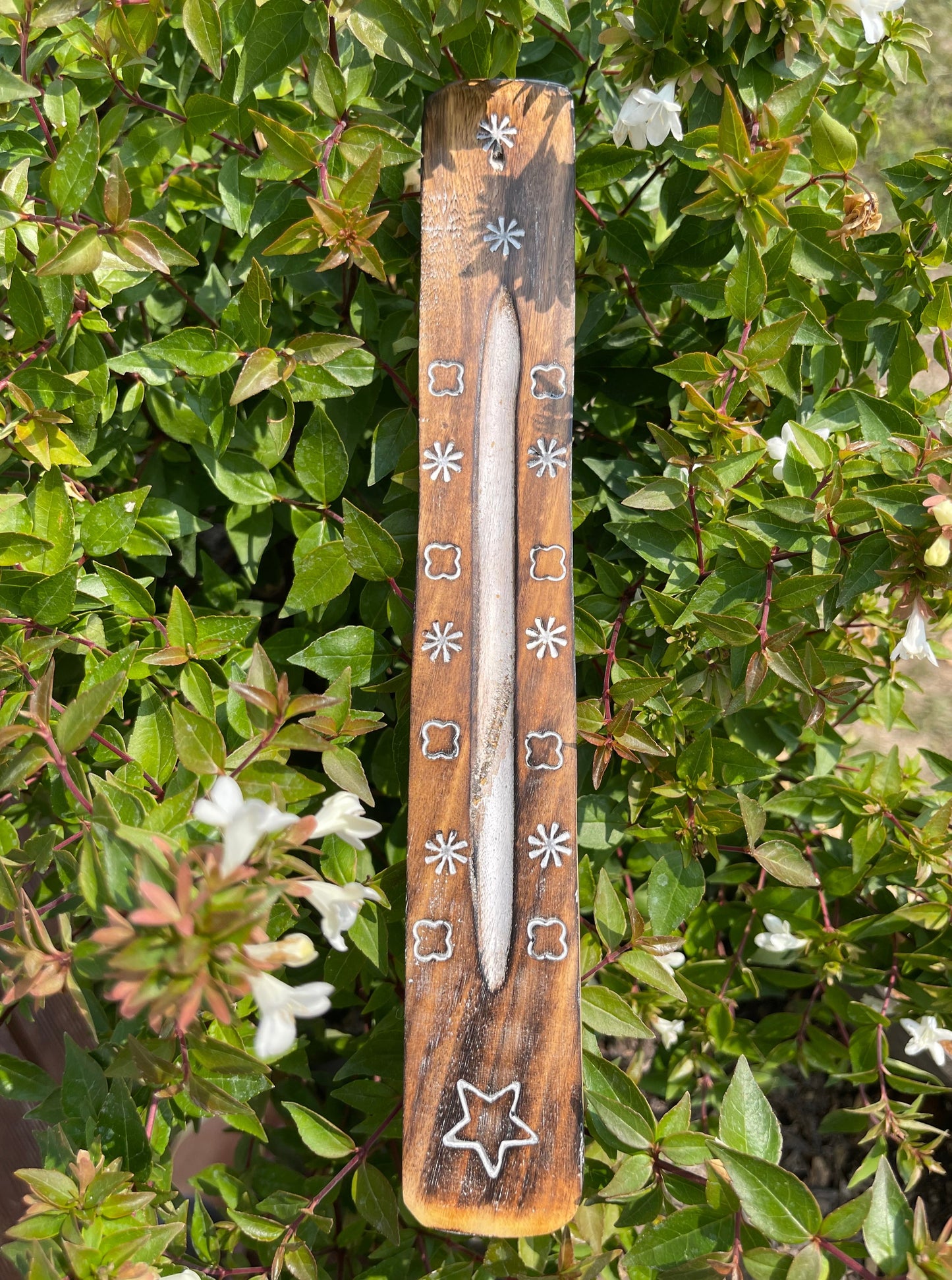 Porte-Encens en Bois de Manguier Blanchi à la Chaux avec dessins étoiles  Orabulle