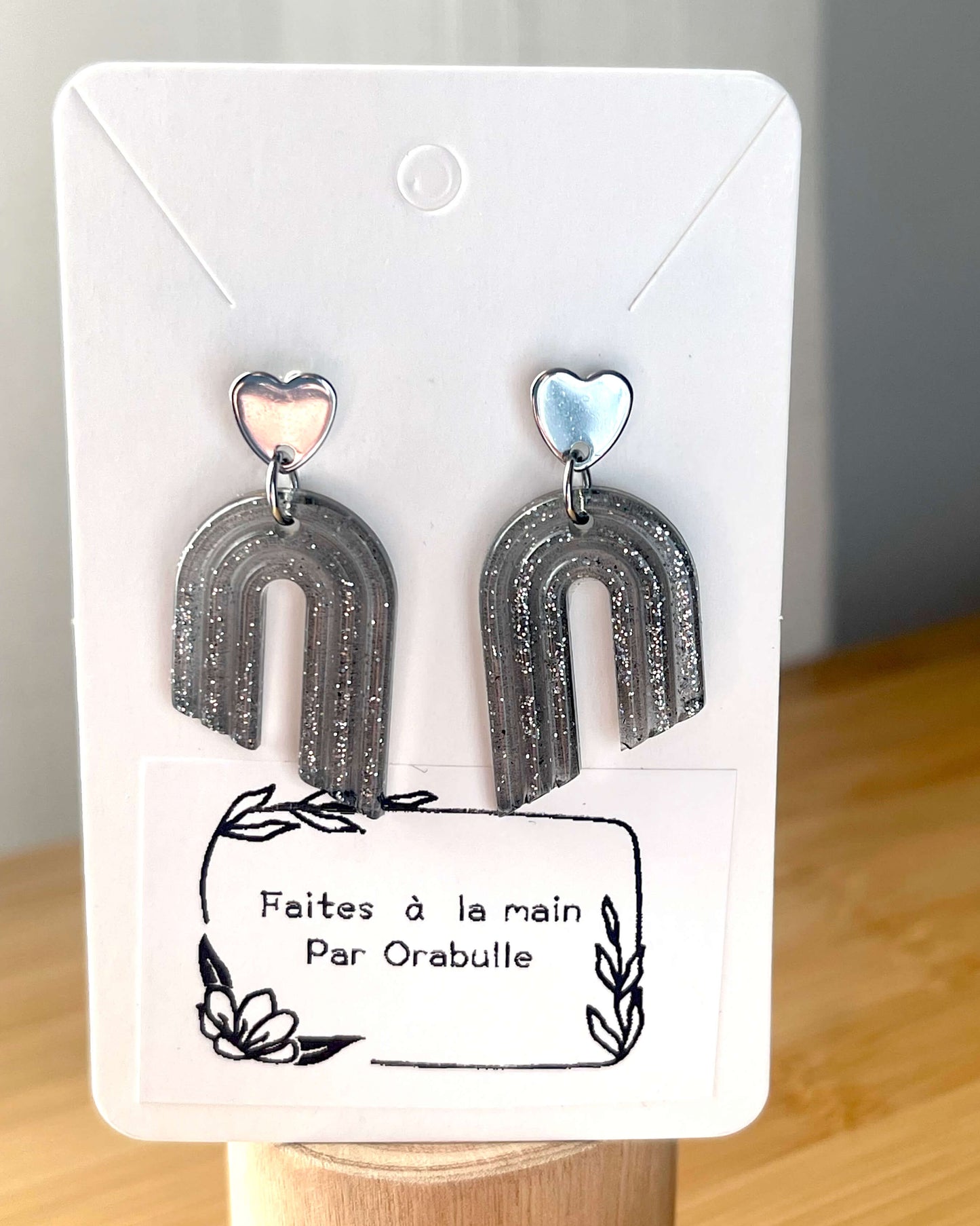 boucles d'oreilles en résine noires transparentes avec paillettes 1