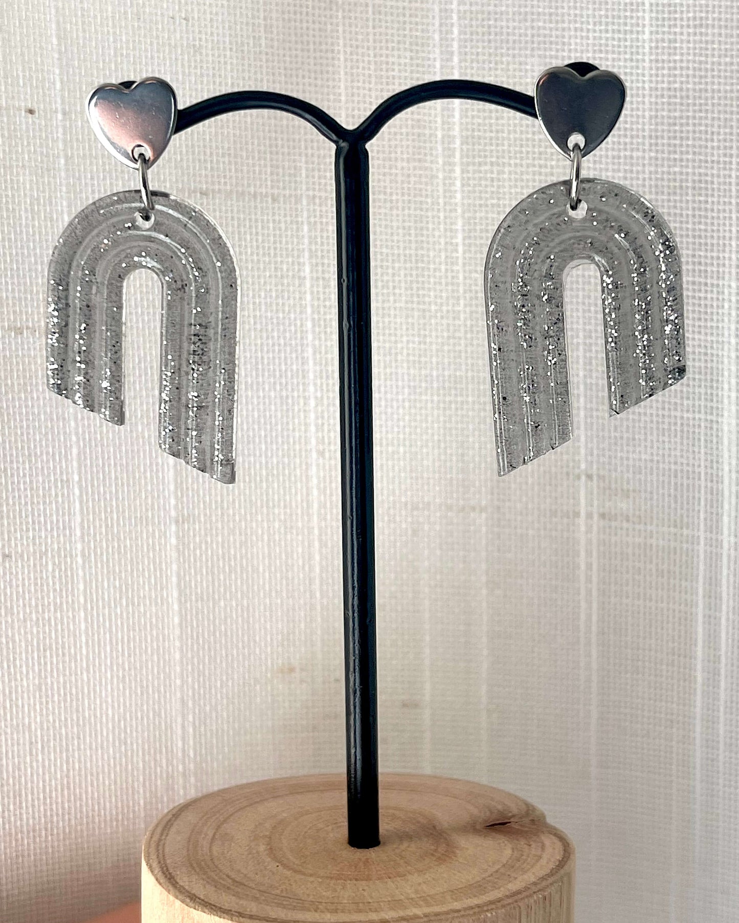 boucles d'oreilles en résine noires transparentes avec paillettes 