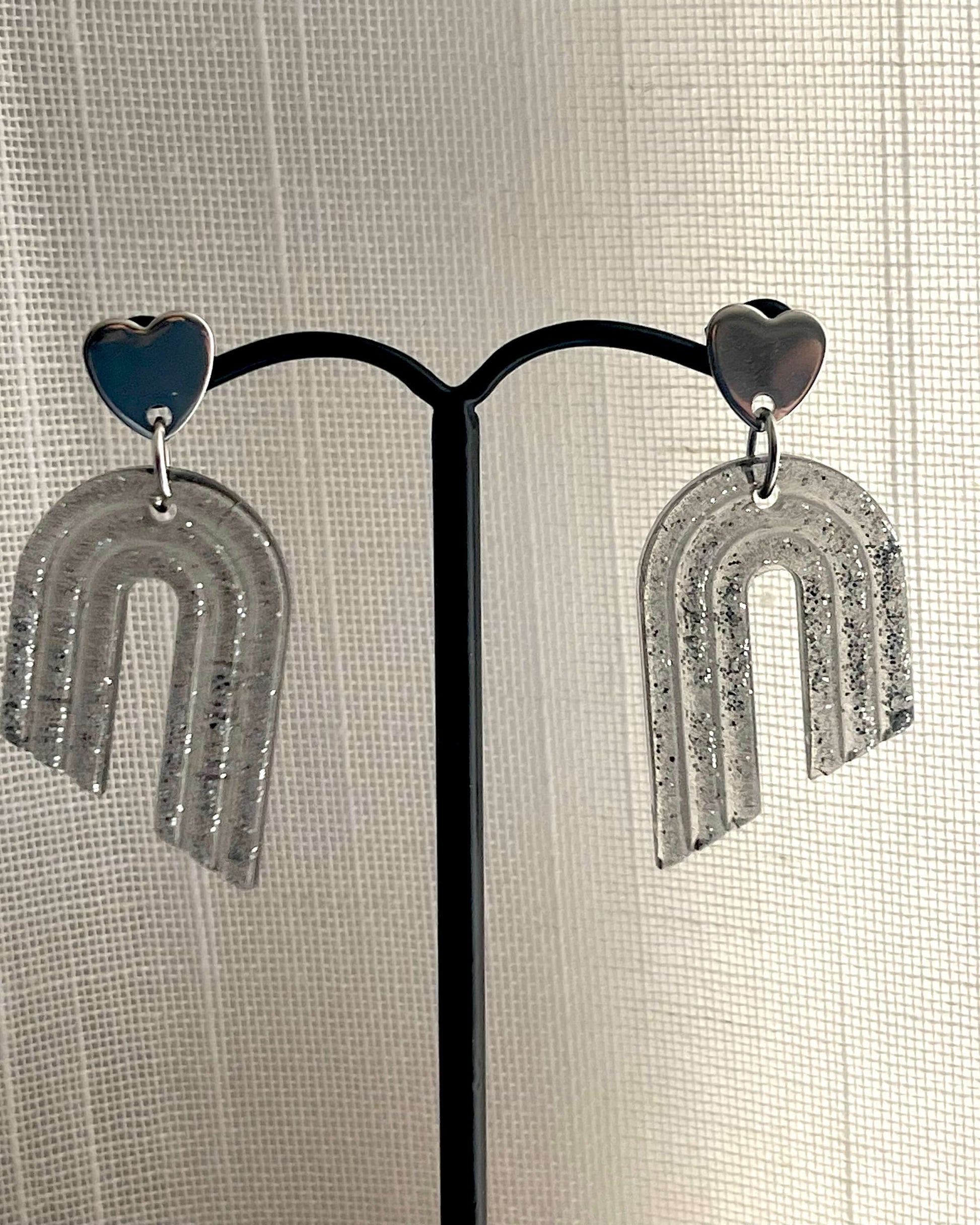 boucles d'oreilles en résine noires transparentes avec paillettes