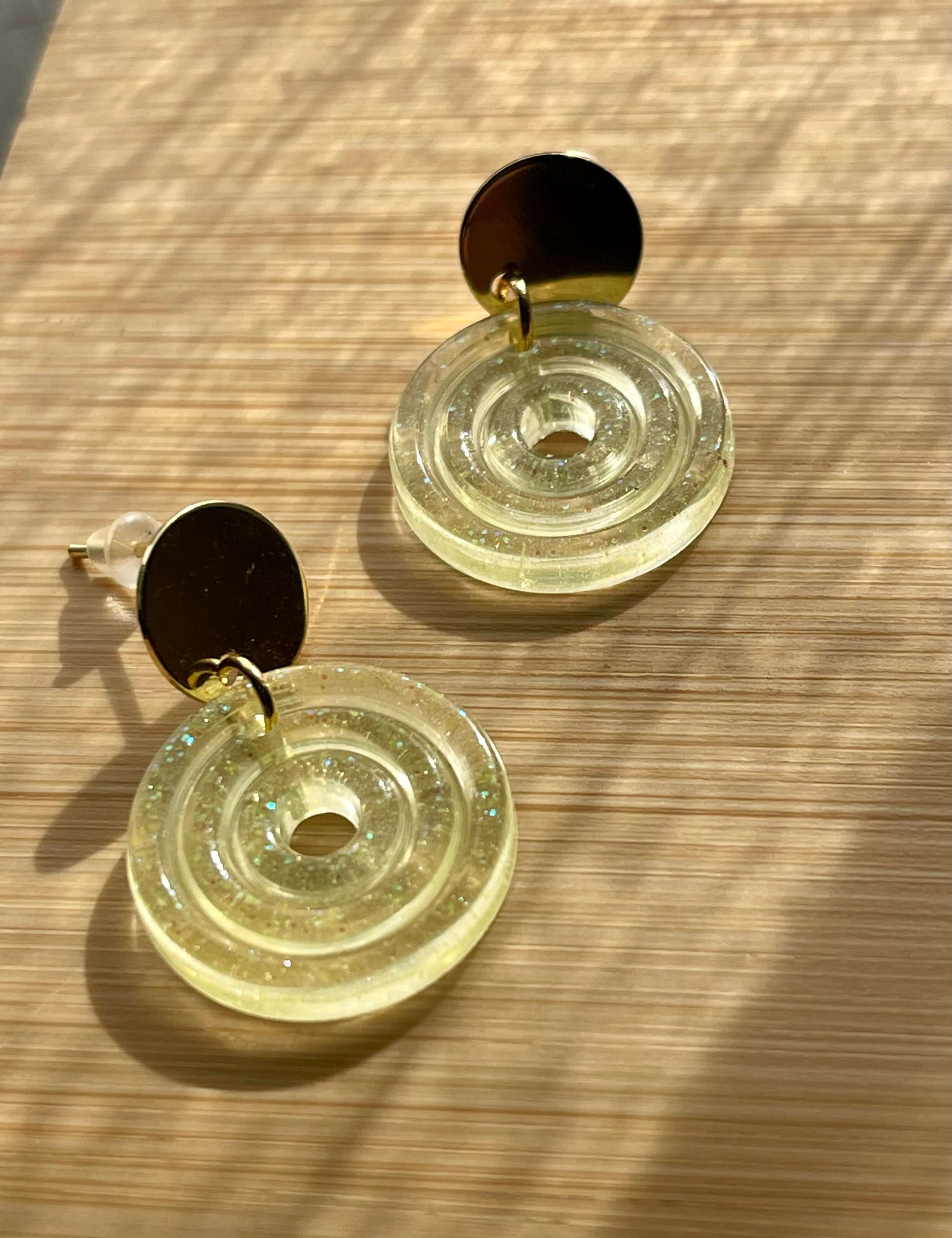 boucles d'oreilles resine ronde jaune pailletee
