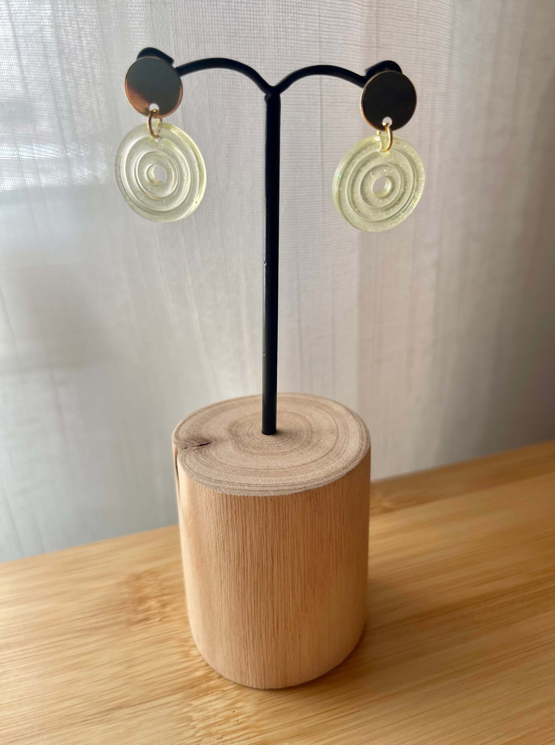 boucles d'oreilles resine ronde jaune pailletee