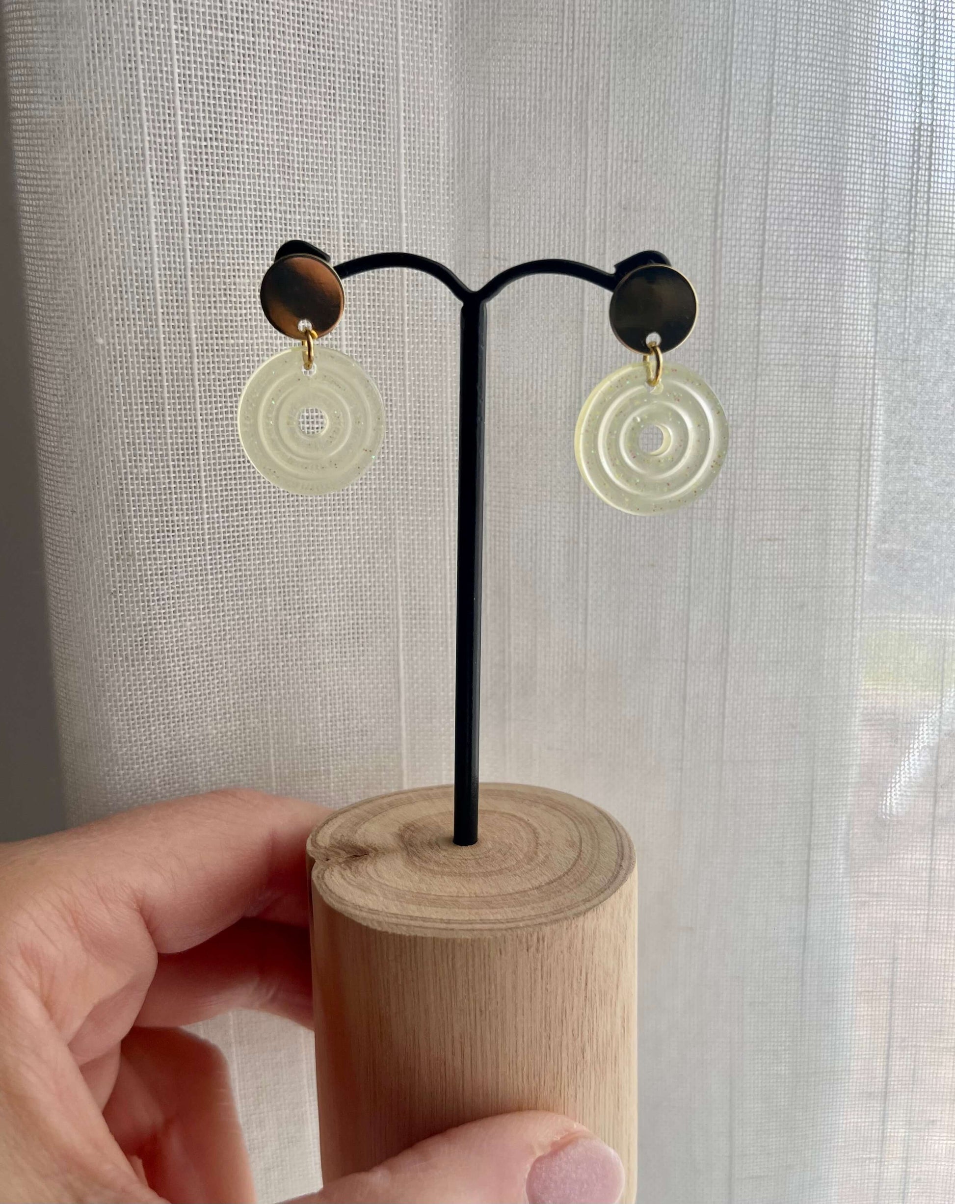 boucles d'oreilles resine ronde jaune pailletee